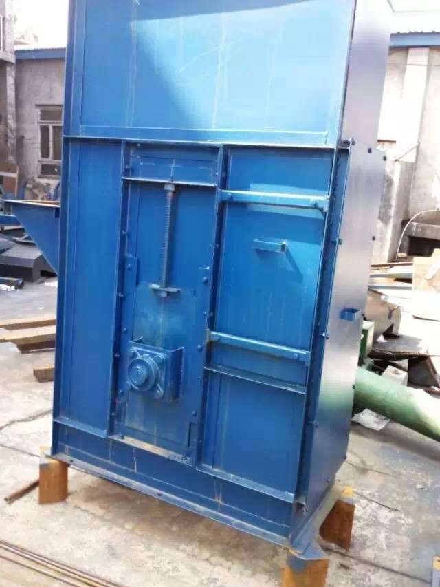 往復(fù)式提升機(jī)輸送物料質(zhì)量不能大，粒度也不能大(z型連續(xù)往復(fù)式提升機(jī))